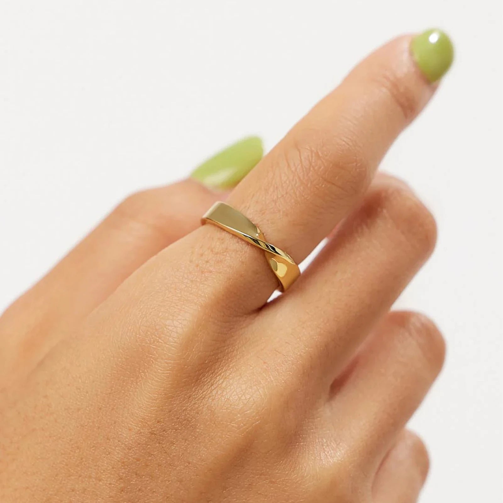 Twisted Band Ring - Brin Store